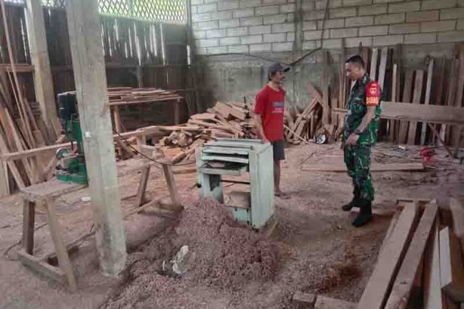 Jalin silaturahmi Babinsa dengan Pengrajin kayu rumahan