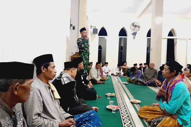 Babinsa Koramil 13 Banjarmangu Bersama Pemerintah Desa Laksanakan Tarawih Keliling