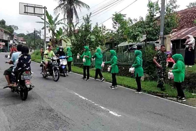 Koramil 13 Banjarmangu Bagikan Takjil Gratis Bersama Ibu Persit