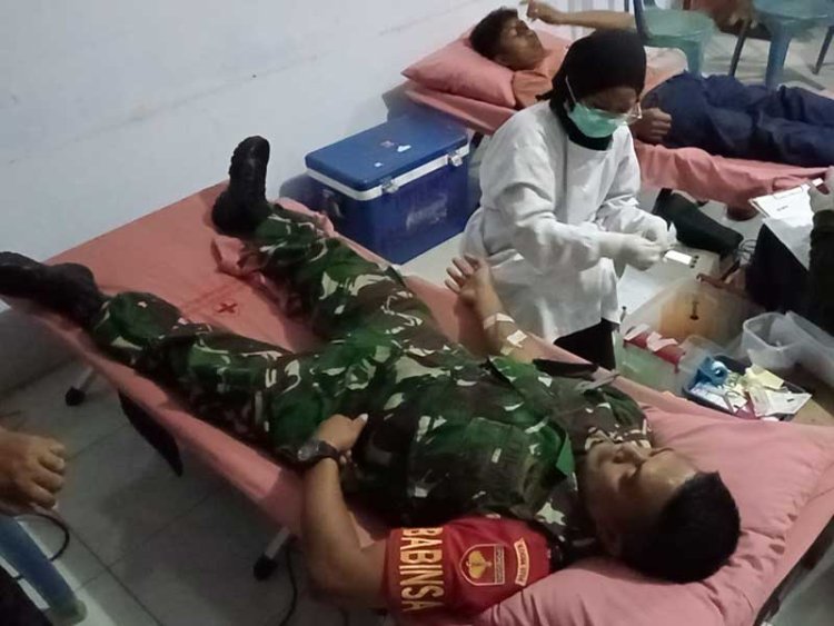 BABINSA BERPARTISIPASI DALAM KEGIATAN DONOR DARAH MANDIRI DI DESA BINAAN