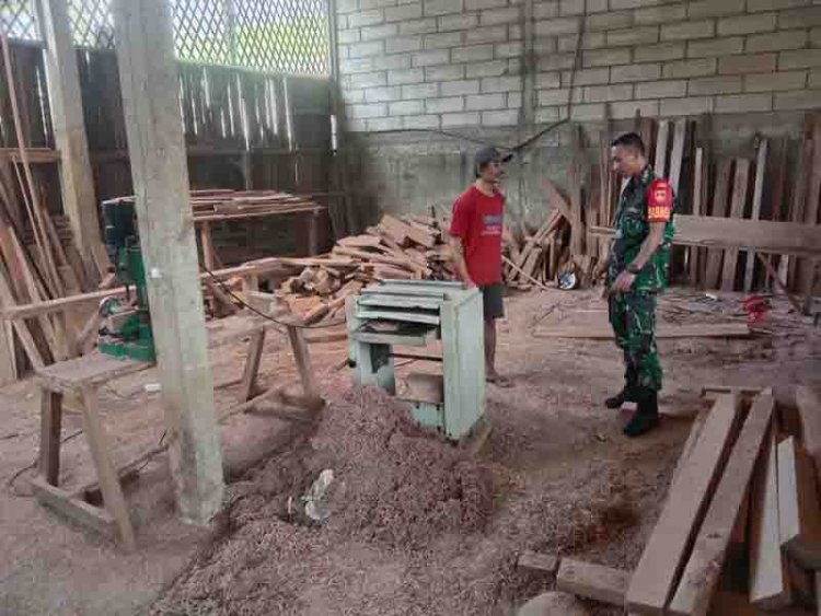 Jalin silaturahmi Babinsa dengan Pengrajin kayu rumahan