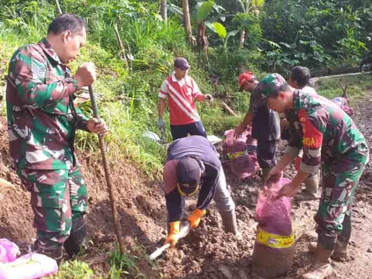 Babinsa Bersama Masyarakat Kerja Bakti Pembersihan Sisa Material Longsoran