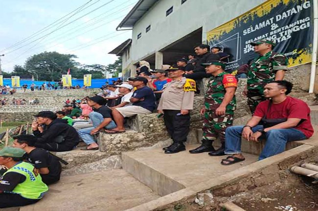 Berikan Keamanan dan Kenyamanan,Babinsa Koramil 13/Banjarmangu Laksanakan Pam Turnamen Sepak Bola Kencana Putra Cup II Tahun 2023 