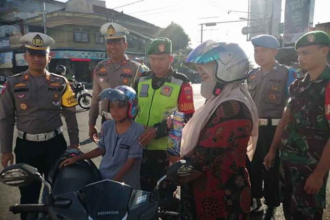 Babinsa Bersinergitas Melaksanakan Pendampingan Operasi Patuh Candi Tertib Berlalu Lintas