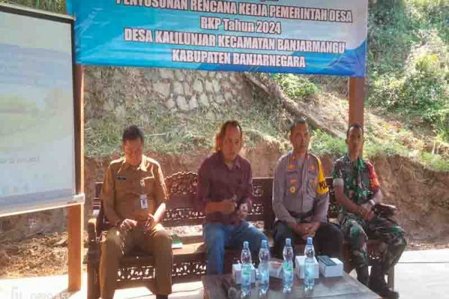Babinsa 13 Banjarmangu Hadiri Musrenbangdes Tahun 2024 Di Wilayah Desa Kalilunjar