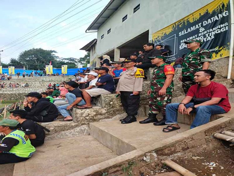 Berikan Keamanan dan Kenyamanan,Babinsa Koramil 13/Banjarmangu Laksanakan Pam Turnamen Sepak Bola Kencana Putra Cup II Tahun 2023 