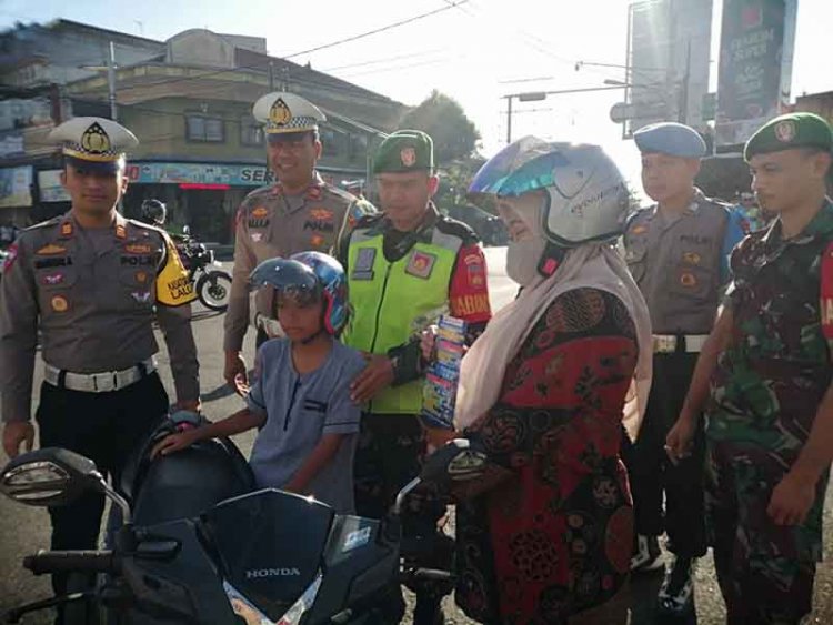 Babinsa Bersinergitas Melaksanakan Pendampingan Operasi Patuh Candi Tertib Berlalu Lintas