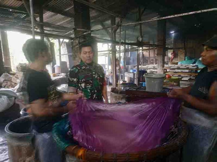 Kedekatan Babinsa Kunjungi Pengusaha Tahu diWilayah Binaan