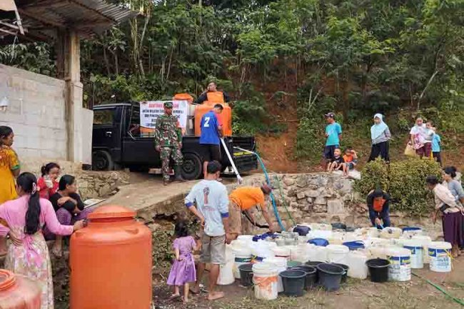 Babinsa Bersama BPBD Banjarnegara Dropping Air Bersih di Desa Binaan
