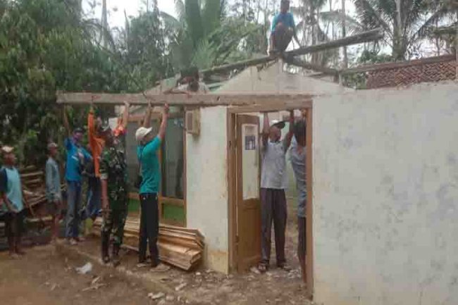 RINGANKAN WARGA  BABINSA KORAMIL 13/BANJARMANGU KERJA BAKTI BONGKAR RUMAH WARGA