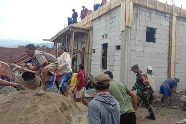 Babinsa Koramil 13 Banjarmangu Bantu Warga Dalam Pembangunan TPQ