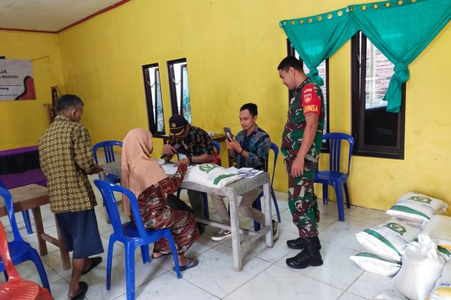 BABINSA LAKSANAKAN PENDAMPINGAN PENYALURAN BANTUAN PANGAN TAHUN 2023