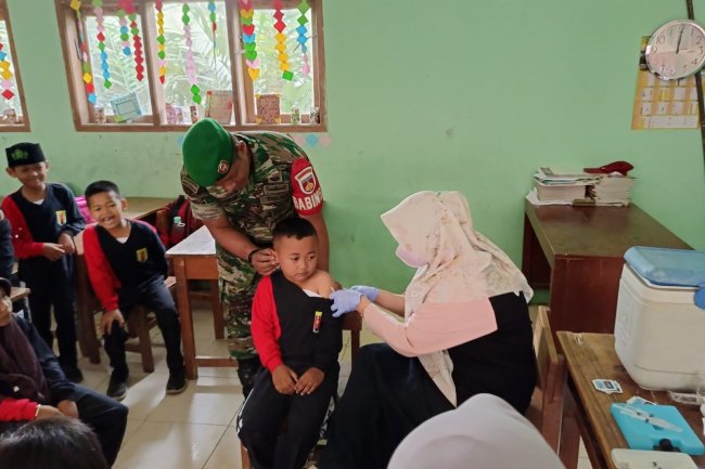 Babinsa Laksanakan Pendampingan Bulan Imunisasi Anak Sekolah (BIAS)