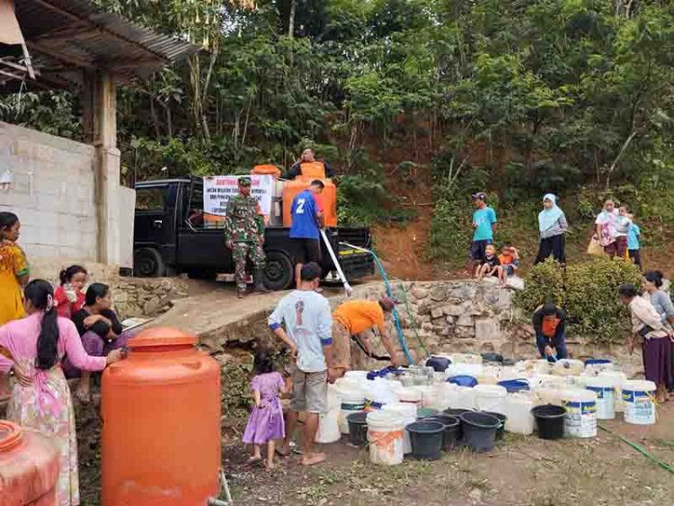 Babinsa Bersama BPBD Banjarnegara Dropping Air Bersih di Desa Binaan