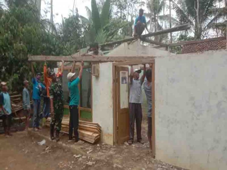 RINGANKAN WARGA  BABINSA KORAMIL 13/BANJARMANGU KERJA BAKTI BONGKAR RUMAH WARGA