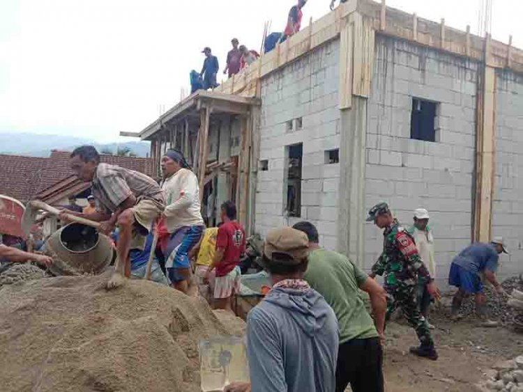 Babinsa Koramil 13 Banjarmangu Bantu Warga Dalam Pembangunan TPQ