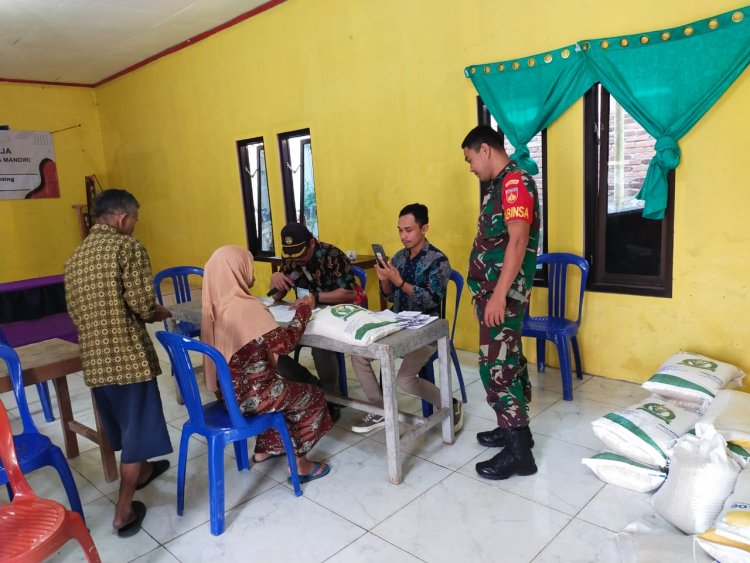BABINSA LAKSANAKAN PENDAMPINGAN PENYALURAN BANTUAN PANGAN TAHUN 2023