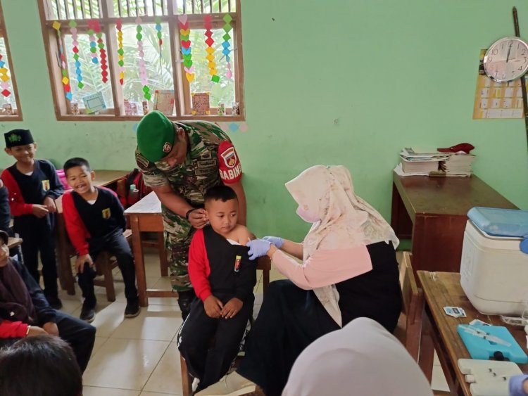 Babinsa Laksanakan Pendampingan Bulan Imunisasi Anak Sekolah (BIAS)