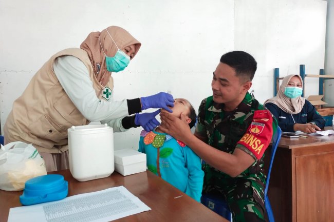 Sukseskan Sub-PIN Polio,Babinsa Koramil 13/Banjarmangu Berperan Aktif Dalam Pendampingan Imunisasi 
