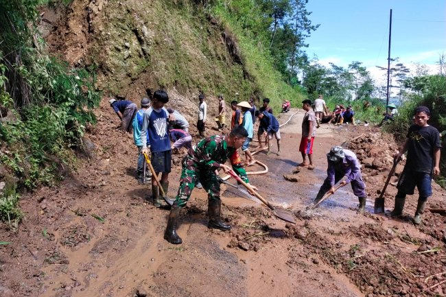 BABINSA BERSAMA MASYARAKAT KERJA BAKTI PEMBERSIHAN SISA MATERIAL LONGSORAN