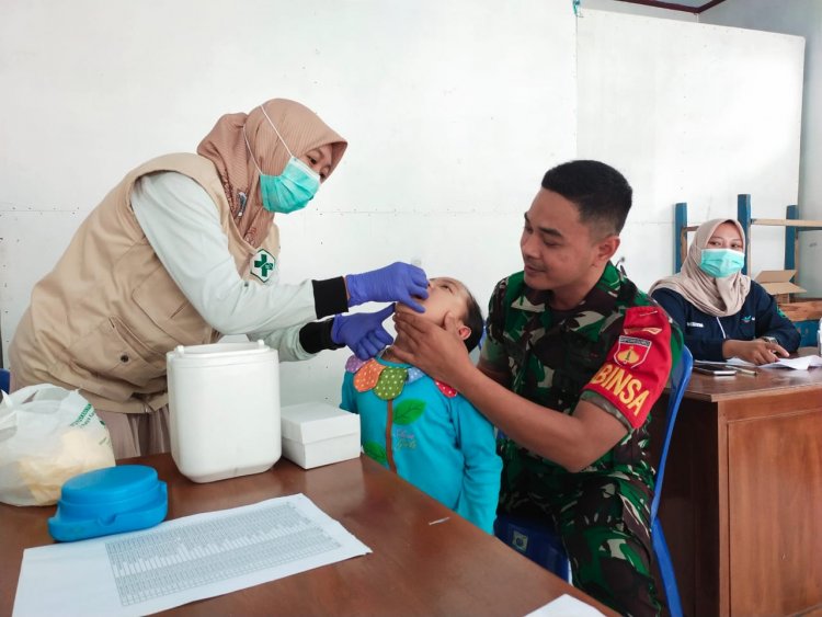 Sukseskan Sub-PIN Polio,Babinsa Koramil 13/Banjarmangu Berperan Aktif Dalam Pendampingan Imunisasi 