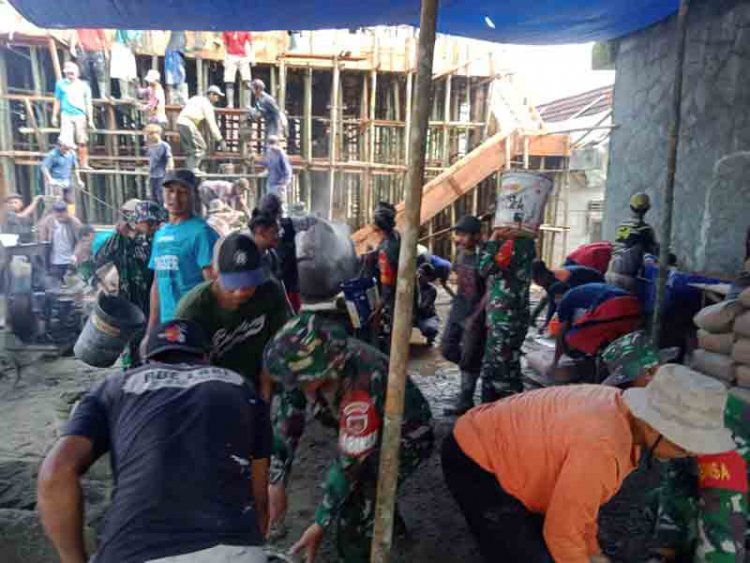 Kemanunggalan Babinsa Koramil 13/Banjarmangu Bersama Warga Gotong Royong Pengecoran Gedung TPQ