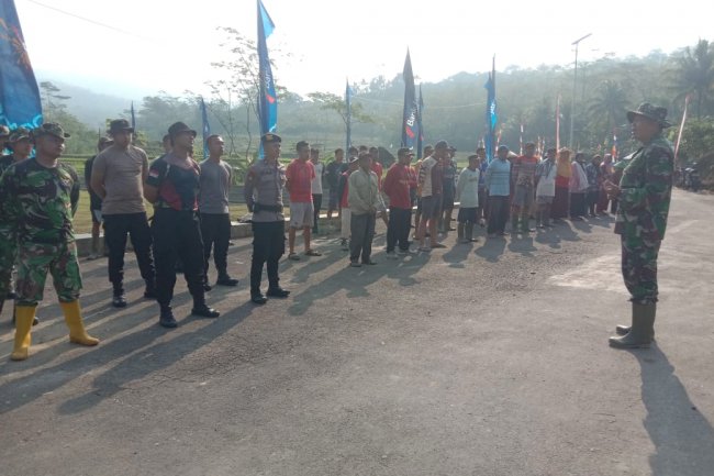 Danramil 13/Banjarmangu Mengambil Apel Pagi Hari Ke - 3 Pada TMMD Reguler Ke - 120 Tahun 2024