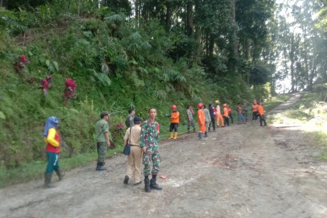 Babinsa Koramil 13 Banjarmangu,Turut Berperan dalam Pengamanan Penebangan Pohon oleh Perhutani