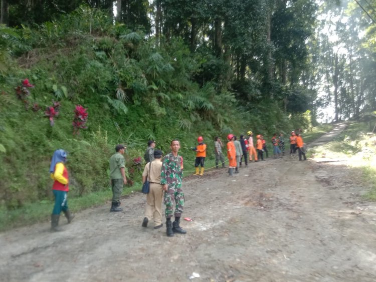 Babinsa Koramil 13 Banjarmangu,Turut Berperan dalam Pengamanan Penebangan Pohon oleh Perhutani