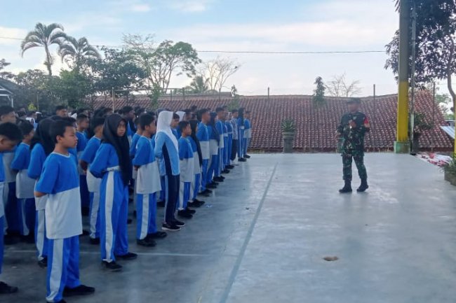 Babinsa Melaksanakan Kegiatan Pembinaan Mental, Karakter, dan PBB dalam Masa Pengenalan Lingkungan Sekolah