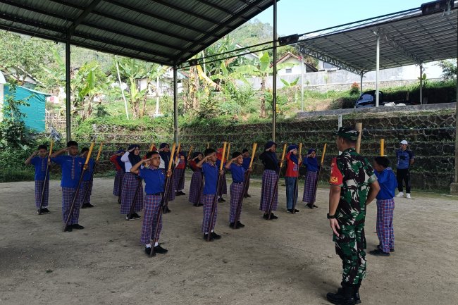 Babinsa Melaksanakan Pelatihan PBB dalam Persiapan Lomba Hari Pramuka