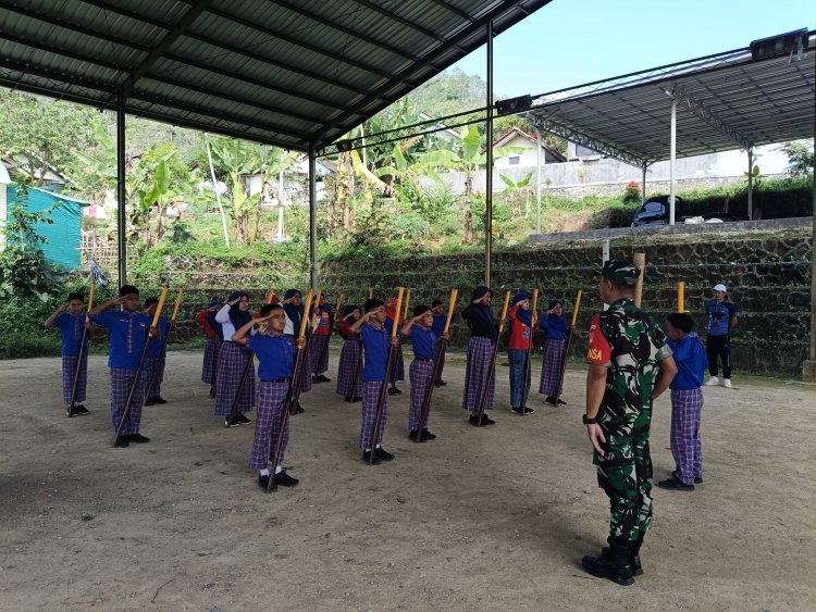 Babinsa Melaksanakan Pelatihan PBB dalam Persiapan Lomba Hari Pramuka