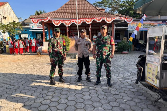 Babinsa Amankan Jalan Sehat HUT RI ke-79 di Kecamatan Banjarmangu