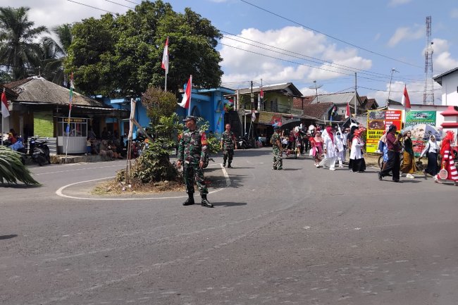 Babinsa Melaksanakan Pengamanan Kirab dan Karnaval di Desa Banjarmangu