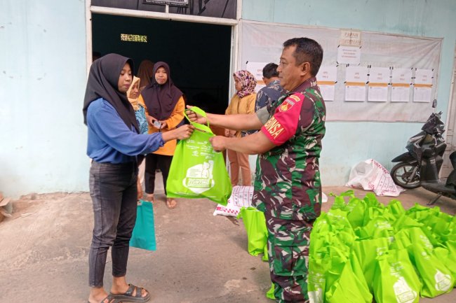 Babinsa Dampingi Penyaluran Bantuan Untuk Penurunan Stunting
