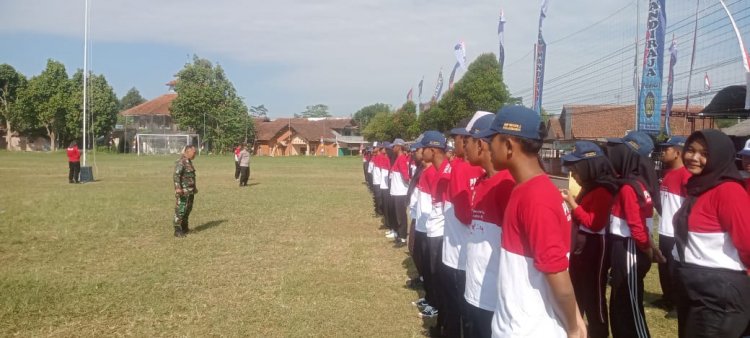 Babinsa Bersama Babinkamtibmas MeLatih Paskibra Kecamatan Banjarmangu
