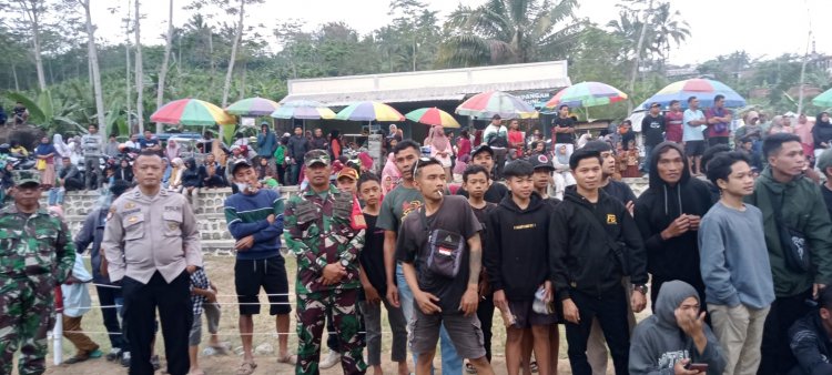 Koramil Bersama Polsek Banjarmangu Amankan Laga Final Open Turnamen Bola Kades Cup