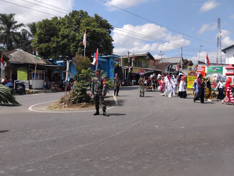 Babinsa Melaksanakan Pengamanan Kirab dan Karnaval di Desa Banjarmangu