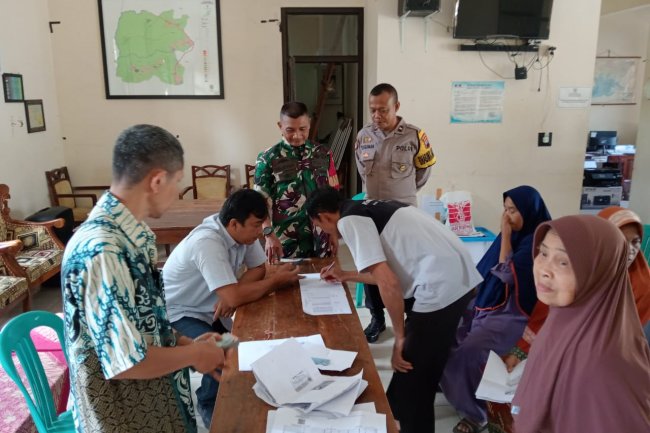 Pendampingan Penyaluran Bantuan Dana Desa di Desa Gripit oleh Babinsa