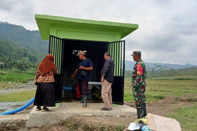 Sukseskan Ketahanan Pangan  Babinsa Dampingi Poktan Uji Coba Pompa Air Banjarnegara
