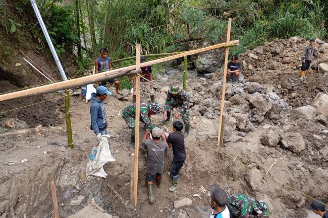 Babinsa Dan Warga Laksanakan Karya Bakti Untuk Menjalin Kebersamaan Di Desa Binaan