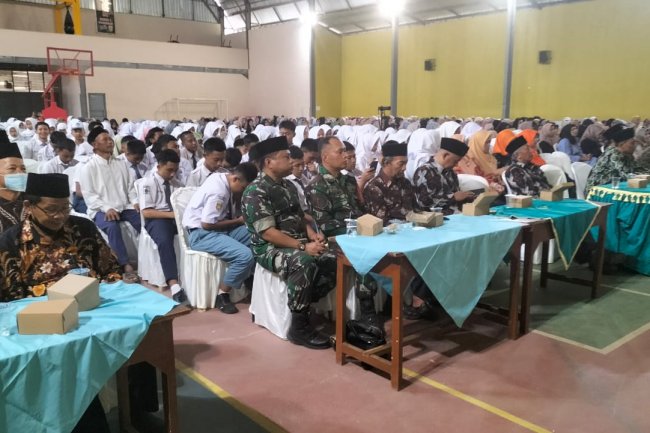 Tingkatkan Silaturahmi, Babinsa MengHadiri Undangan Maulid Nabi Muhammad SAW di SMK N 1 Punggelan
