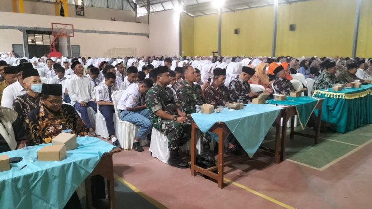 Tingkatkan Silaturahmi, Babinsa MengHadiri Undangan Maulid Nabi Muhammad SAW di SMK N 1 Punggelan