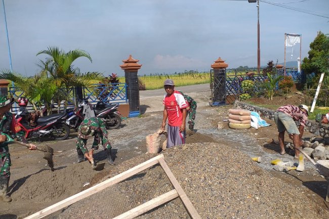 Babinsa Dan Warga Laksanakan Karya Bakti Untuk Menjalin Kebersamaan Di Desa Binaan