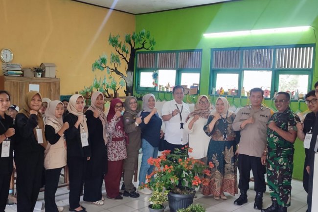 Danramil Bersama Camat Banjarmangu Monitoring Jalannya Pencoblosan Pilkada Serentak Tahun 2024