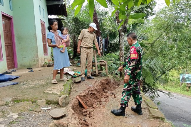Babinsa Laksanakan Pengecekan Retakan Tanah di Desa Binaan 