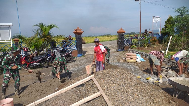 Babinsa Dan Warga Laksanakan Karya Bakti Untuk Menjalin Kebersamaan Di Desa Binaan