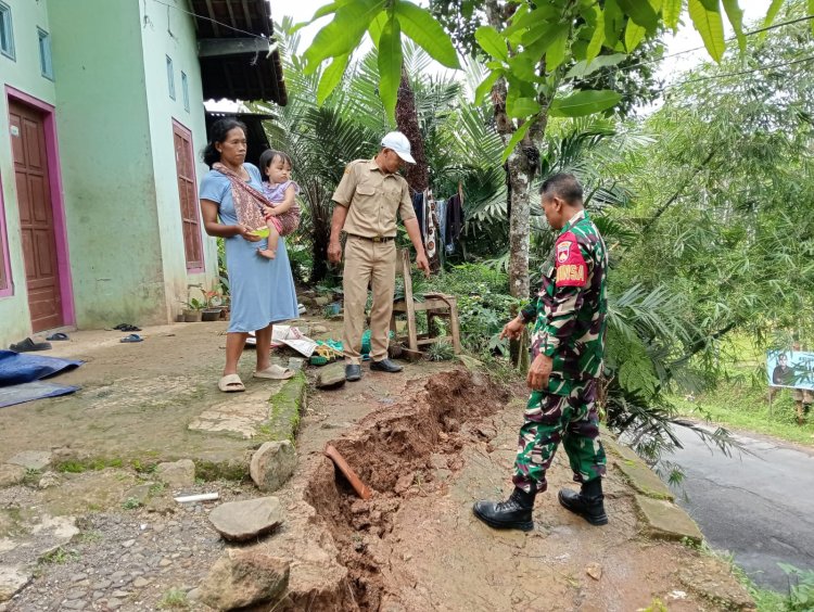 Babinsa Laksanakan Pengecekan Retakan Tanah di Desa Binaan 