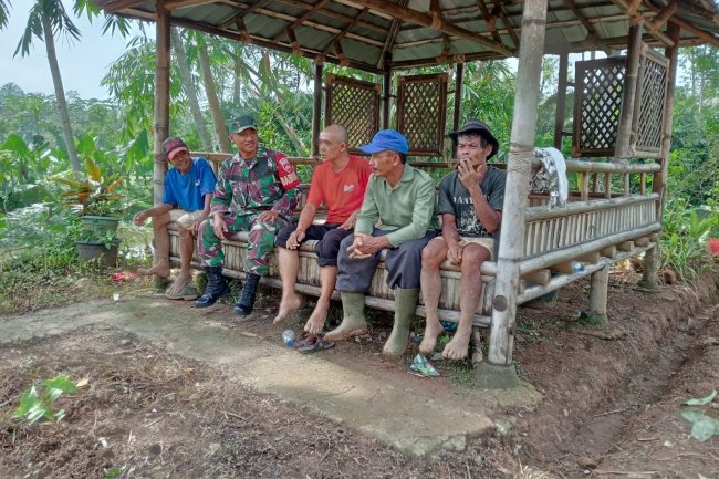 Babinsa Ciptakan Keakraban dengan Warga Binaan Melalui Komsos