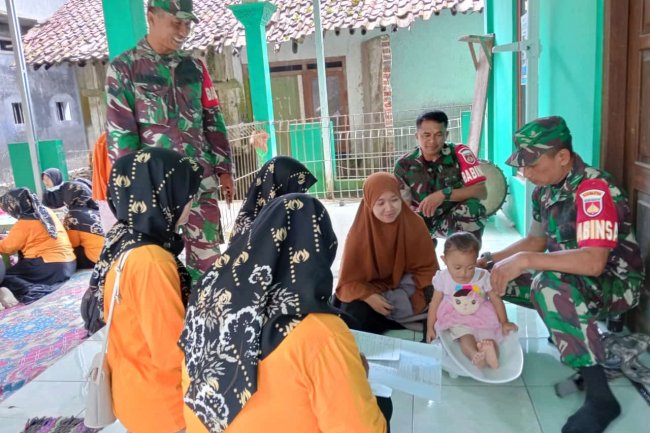 Babinsa Laksanakan Pendampingan Integrasi Layanan Primer Posyandu Balita dan Usia Produktif